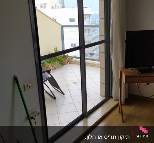 תריסים פתוחים על דלת זכוכית למרפסת